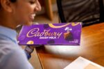 Cadbury Dairy Milk Chocolate Gift Bar, The Classic Creamy Taste, Perfect for Sharing or Gifting, Extra-Large, 850 g (Pack of 1) - Imagen 2