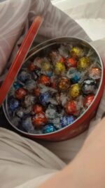 Lindt Lindor Mixed Chocolate Truffle Chocolate Can 900g in two boxes – perfect for sharing – Chocolate balls with a smooth, melt-in-your-mouth filling, red - Imagen 4