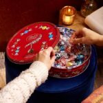 Lindt Lindor Mixed Chocolate Truffle Chocolate Can 900g in two boxes – perfect for sharing – Chocolate balls with a smooth, melt-in-your-mouth filling, red - Imagen 3